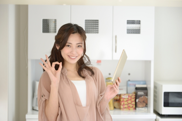 笑顔でOKする女性