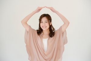 笑顔で〇する女性