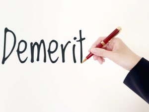 デメリットと書く女性