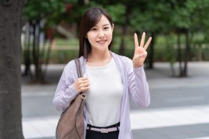 3を表示する女性